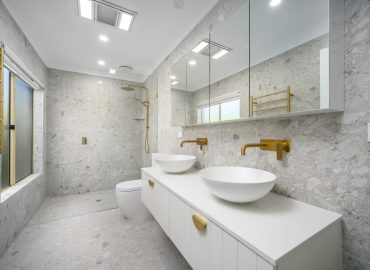 6 Tips for Choosing Bathroom Metal Finishes